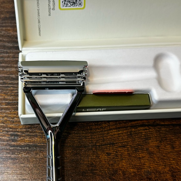 Leaf Triple-Blade Pivoting Razor - Picture 5 of 6